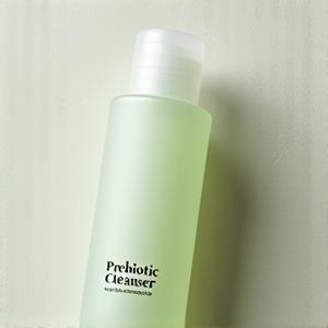 Pembersih wajah prebiotik yang lembut dalam botol estetik